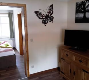 Kleines Wohnzimmer abgetrennt vom Schlafzimmer.