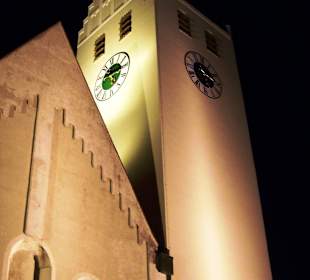 Kirchturm / Westfassade bei Nacht