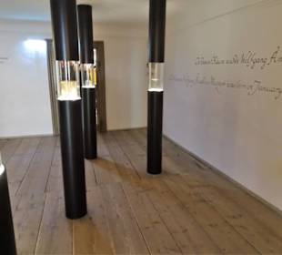 Stelen mit persönlichen Dingen des Musikers