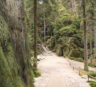 Droga w skalnym mieście