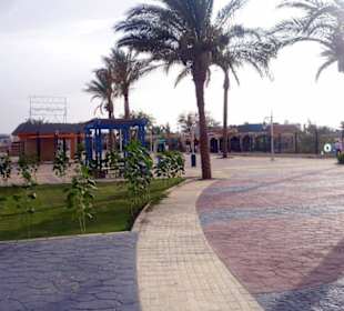 Andere Straßenseite vom Hotel Giftun Azur