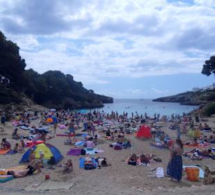 Cala Esmeralda bei Sonnenschein