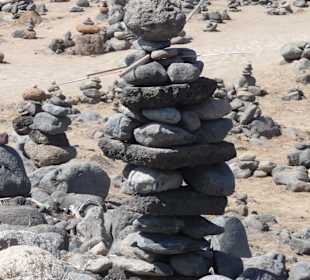 Steinfiguren am Strand