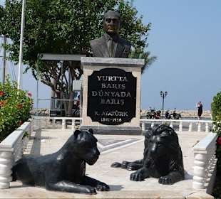 Denkmal von Atatürk am Hafen