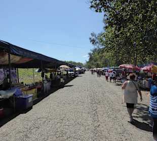 Straße mit all den Ständen