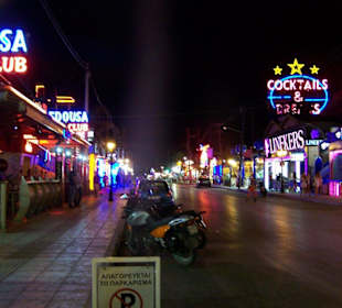 Partymeile bei Nacht