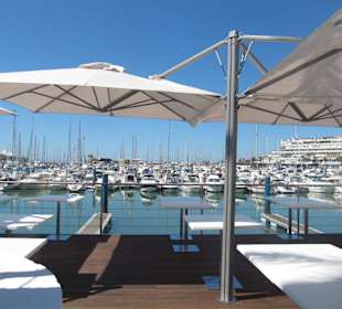 Schickes Hafen-Café in Vilamoura