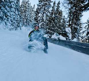 Lustige Rodelfahrt in der Freizeit