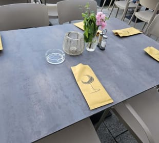 Tisch auf der Terrasse