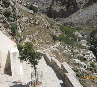 Kapelle und Weg weiter unter