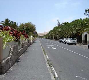Die Strasse Richtung Einkaufsviertel