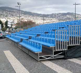 Tribünen an der Avenida do Mar