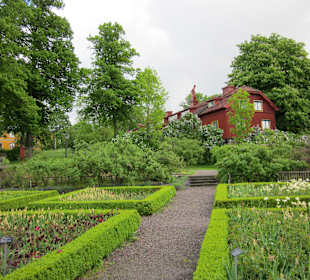 Schwedenhaus mit Blumegarten