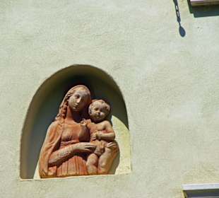 Gottesfiguren eingebracht in die Hauswand