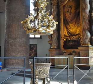 Taufbecken und Deckel in der Kirche St. Nikolai