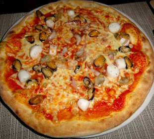 Pizza mit Meeresfrüchten im Casetta