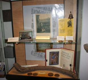 Ausstellungsstücke in der Krypta