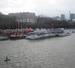 La Senna e un Bateaux Mouche