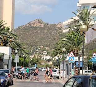 Beim Fußgängerüberweg geht die Shoppingmeile lang