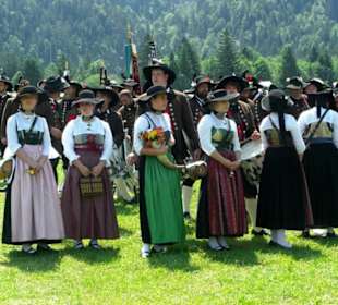 Frauen in aufwändiger Tracht