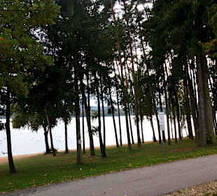 An der Uferpromenade entlang
