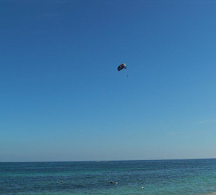 Parasailing am Strand, sehr empfehlenswert