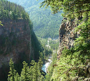 Canyon Spahats Falls Wells Gray Park