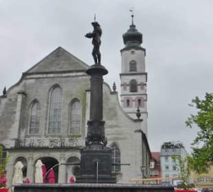 Marktplatz mit Neptunbrunnen und Stephanskirche