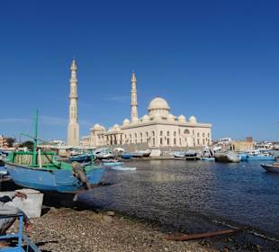 Moschee vom Fischerhafen aus gesehen
