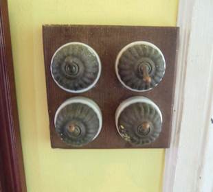 Wunderschöne alte Lichtschalter im England House