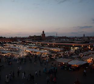 Widok na plac z resturacji