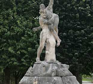 Beim Vier-Elemente-Brunnen im Mirabellgarten
