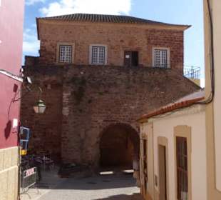 Das alte Stadttor trennt Unterstadt von Oberstadt