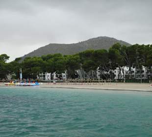 Ein Blick vom Steg auf den Strand von Alcudia
