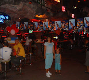 Знаменитая улица  "бангла роуд"