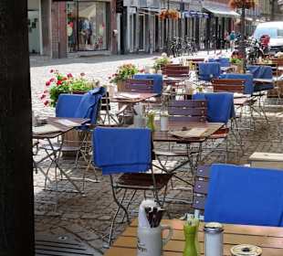 Tische vor dem Karl´s