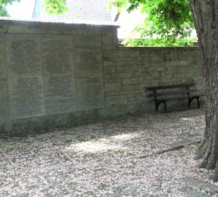 Gefallenendenkmal am Friedhof Holzhausen