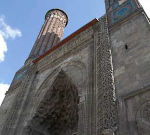 Widok z zewnątrz na Çifte Minareli Medrese