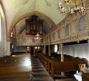 Blick vom Altar in die Kirche