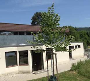 Roßbergschule und Turnhalle Gönningen