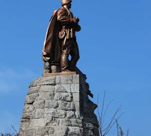 Ehrenmal Rotarmist mit Panzer 