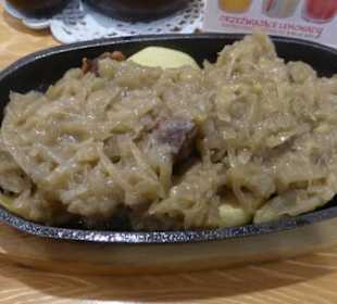 Geflügelleber auf Äpfeln mit Zwiebeln