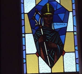 Der heilige St. Patrick im Kircheninnern.