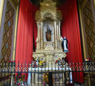 In der Kirche an den Seiten