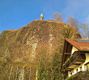 Basaltkegel mit Kirche