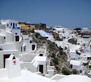 Weisse Häuser in toter Lavalandschaft