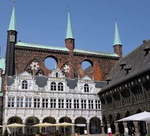 Renaissancelaube, dahinter gotische Schildwand