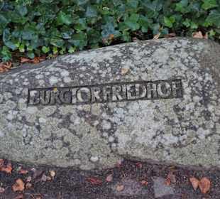 Findling am Eingang zum Burgtorfriedhof