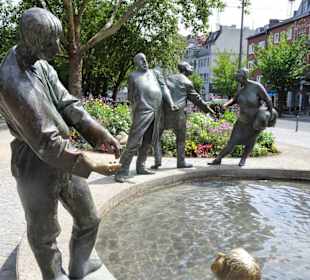 Ansichten des Brunnens "Kreislauf des Geldes"