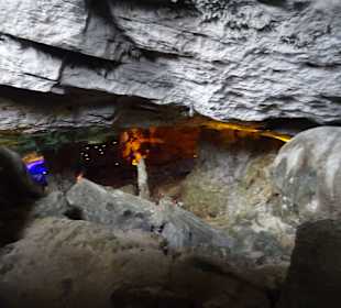 Verschieden Steinformationen in der Höhle